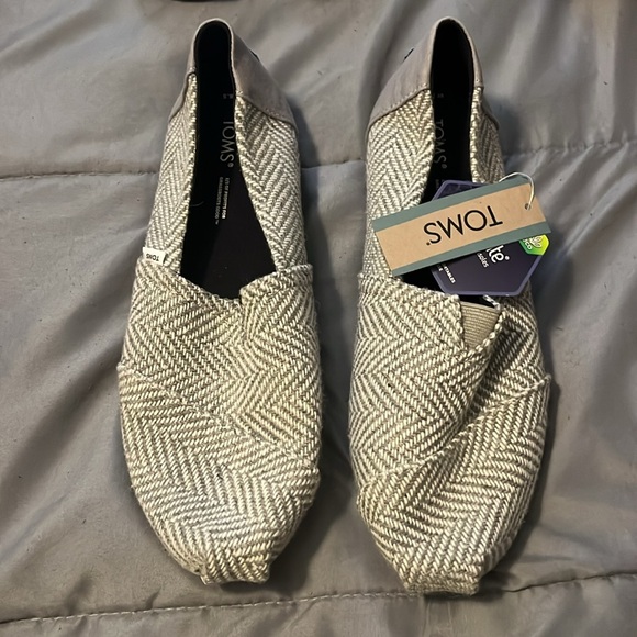 Toms there is 2 pairs of new size 8.5 one still has the tags on them - Picture 2 of 3